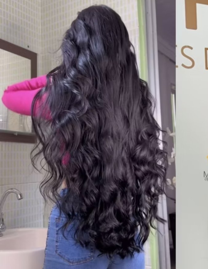 Depois: cabelo preto muito longo, ondulado e com volume